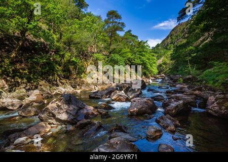 Der Glaslyn River, der durch den Aberglaslyn Pass im Snowdonia National Park, Nordwales fließt Stockfoto