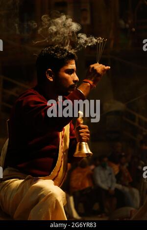 Varanasi, Indien 01. Februar 2021 Zeremonienrituale von Ganga aarti, durchgeführt von Hindu-Priestern in Dashashwamedh Ghat in Varanasi Uttar Pradesh Indien Stockfoto