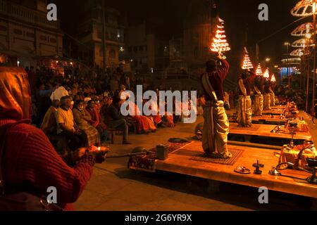 Varanasi, Indien 01. Februar 2021 Zeremonienrituale von Ganga aarti, durchgeführt von Hindu-Priestern in Dashashwamedh Ghat in Varanasi Uttar Pradesh Indien Stockfoto