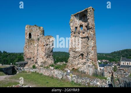 Herisson bezeichnete sie als „Petite Cité de Caractère“. Blick auf die Türme des Schlosses Ducs de Bourbon. Allier. Auvergne Rhone Alpes. Frankreich, Stockfoto