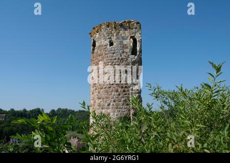Herisson bezeichnet “Petite Cité de Caractère', Blick auf die Türme der Festung Ducs de Bourbon, Allier, Auvergne-Rhone-Alpes, Frankreich Stockfoto