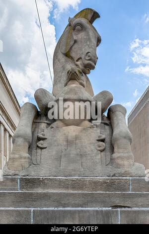 Das war Memorial, 101 North Gay Street, ehrt alle Kriegsveteranen in Maryland. Es wurde von Lawrence Hall Fowler entworfen; Seepferde von Edmond R. Amateis. Stockfoto