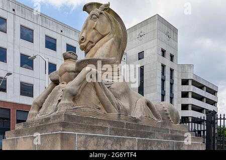 Das war Memorial, 101 North Gay Street, ehrt alle Kriegsveteranen in Maryland. Es wurde von Lawrence Hall Fowler entworfen; Seepferde von Edmond R. Amateis. Stockfoto