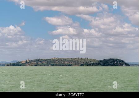 Die Inseln Maggiore und Minore des Trasimeno-Sees von Passignano aus gesehen Stockfoto