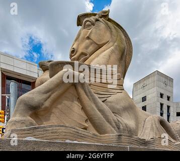 Das war Memorial, 101 North Gay Street, ehrt alle Kriegsveteranen in Maryland. Es wurde von Lawrence Hall Fowler entworfen; Seepferde von Edmond R. Amateis. Stockfoto