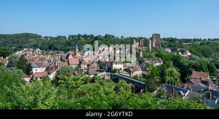 Herisson bezeichnete sie als „Petite Cité de Caractère“. Blick auf das castel de Ducs de Bourbon und den Fluss Aumance. Allier. Auvergne Rhone Alpes. Frankreich, Blick auf Stockfoto