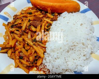 Ollaco Eintopf mit Reis und Süßkartoffeln, peruanische hausgemachte Speisen. Stockfoto