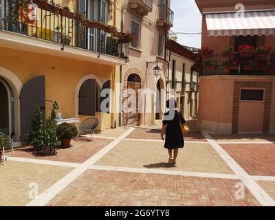 Weibliche Wanderung entlang der Piazza D'albenzio in der Provinz Pescara, Abruzzen, Italien Stockfoto