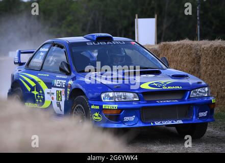 Goodwood House, Chichester, Großbritannien. Juli 2021. Goodwood Festival of Speed; Tag zwei; Roger Duckworth fährt einen Subaru Impreza WRC in der Rally Stage Credit: Action Plus Sports/Alamy Live News Stockfoto