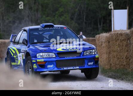 Goodwood House, Chichester, Großbritannien. Juli 2021. Goodwood Festival of Speed; Tag zwei; Roger Duckworth fährt einen Subaru Impreza WRC in der Rally Stage Credit: Action Plus Sports/Alamy Live News Stockfoto