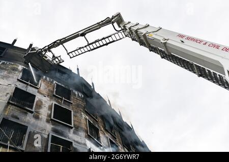 Narayanganj, Bangladesch. Juli 2021. Die Feuerwehrleute versuchen, einen Tag zuvor in einer Getränke- und Lebensmittelfabrik im Bezirk Rupganj Narayanganj am Stadtrand von Dhaka ein Feuer zu löschen, das mindestens 52 Menschen getötet, 25 weitere verletzt und viele von ihnen sind nach einem massiven Brand in einer Fabrik in der Falle gefangen. Die Ursache des Feuers, der im Erdgeschoss eines mehrstöckigen Gebäudes der Fabrik ausging, ist noch nicht bekannt. Kredit: SOPA Images Limited/Alamy Live Nachrichten Stockfoto