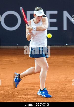 Hamburg, Deutschland. Juli 2021. Tennis: WTA Tour, Einzel, Damen, Viertelfinale: Niemeier (Deutschland) - Zidansek (Slowakei). Tamara Zidansek spielt den Ball. Quelle: Daniel Bockwoldt/dpa/Alamy Live News Stockfoto