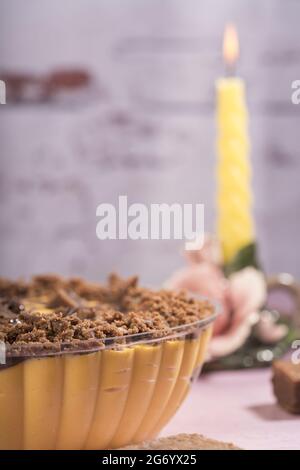 Köstliches Lucuma-Mousse mit Schokoladenbrownies auf einem Tisch mit einem Kerzenleuchter Stockfoto