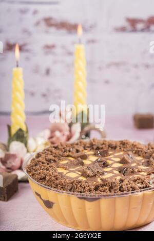 Mousse mit Schokoladenbrownies, zubereitet für ein köstliches Mittagessen Stockfoto