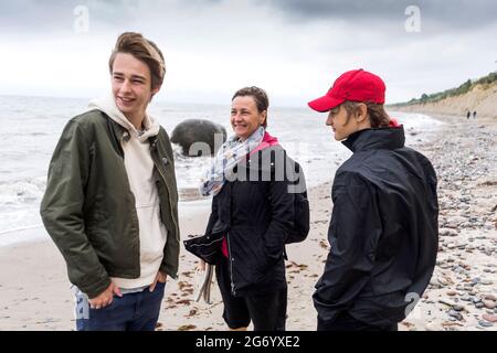 Dreiköpfige Familie an der Ostseeküste im Sommer wolkiger Tag Stockfoto