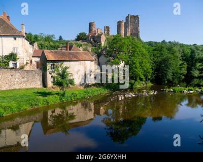 Herisson bezeichnete sie als „Petite Cité de Caractère“. Blick auf das castel de Ducs de Bourbon und den Fluss Aumance. Allier. Auvergne Rhone Alpes. Frankreich, Blick auf Stockfoto