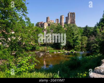 Herisson bezeichnete sie als „Petite Cité de Caractère“. Blick auf das castel de Ducs de Bourbon und den Fluss Aumance. Allier. Auvergne Rhone Alpes. Frankreich, Blick auf Stockfoto
