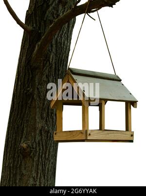 Hausgemachtes Vogelftterhaus, auf weißem Hintergrund isoliert Stockfoto
