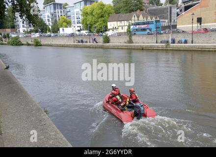 Maidstone, Kent, Großbritannien. Juli 2021. Eine große Anzahl von Rettungsdiensten nimmt an einem Zwischenfall im Zentrum von Maidstone Teil und konzentriert sich auf den Fluss Medway, wo ein Mann vermutlich von einer Brücke im Stadtzentrum gesprungen ist. Am Nachmittag wurden ein Hubschrauber, eine Drohne, eine Intensivstation und eine Wassersuch- und Rettungsaktion eingesetzt. [Update 10/07: Leider wurde heute Morgen der Körper eines Mannes geborgen. Der Tod wird nicht als verdächtig angesehen] Credit: Phil Robinson/Alamy Live News Stockfoto