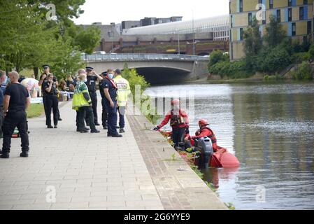 Maidstone, Kent, Großbritannien. Juli 2021. Eine große Anzahl von Rettungsdiensten nimmt an einem Zwischenfall im Zentrum von Maidstone Teil und konzentriert sich auf den Fluss Medway, wo ein Mann vermutlich von einer Brücke im Stadtzentrum gesprungen ist. Am Nachmittag wurden ein Hubschrauber, eine Drohne, eine Intensivstation und eine Wassersuch- und Rettungsaktion eingesetzt. [Update 10/07: Leider wurde heute Morgen der Körper eines Mannes geborgen. Der Tod wird nicht als verdächtig angesehen] Credit: Phil Robinson/Alamy Live News Stockfoto