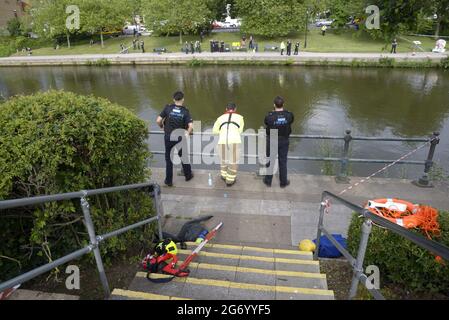 Maidstone, Kent, Großbritannien. Juli 2021. Eine große Anzahl von Rettungsdiensten nimmt an einem Zwischenfall im Zentrum von Maidstone Teil und konzentriert sich auf den Fluss Medway, wo ein Mann vermutlich von einer Brücke im Stadtzentrum gesprungen ist. Am Nachmittag wurden ein Hubschrauber, eine Drohne, eine Intensivstation und eine Wassersuch- und Rettungsaktion eingesetzt. [Update 10/07: Leider wurde heute Morgen der Körper eines Mannes geborgen. Der Tod wird nicht als verdächtig angesehen] Credit: Phil Robinson/Alamy Live News Stockfoto