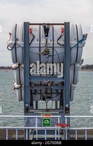 Automatische Rettungsboote auf einem Schiff oder einer Fähre, die im Notfall für das Ablegen von Schiffen bereit sind. Ausrüstung, die in der Notfallsicherheit auf See eingesetzt wird Stockfoto