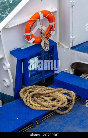 Anlegeseile und Liegeleitungen auf dem Deck einer Fähre zur Insel wight mit Seilen und Rettungsboje an Schott oder Deck zur Sicherheit auf See. Stockfoto