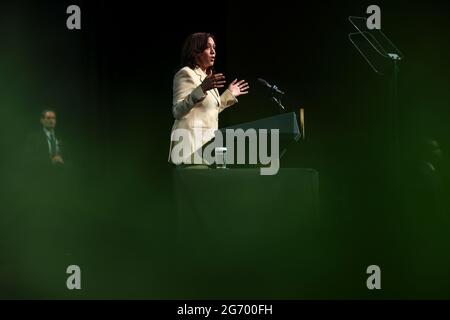 Oxon Hill, USA. Juli 2021. Vizepräsidentin Kamala Harris hält am 9. Juli 2021 in Oxon Hill, MD, eine Rede vor der National Association of Counties im National Harbour. (Foto von Oliver Contreras/SIPA USA) Quelle: SIPA USA/Alamy Live News Stockfoto