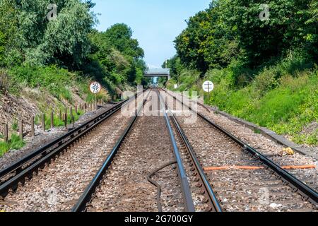 Eisenbahngleise oder -Linien verschwinden in der Ferne zu einem Fluchtpunkt am Horizont, der ohne Züge leer ist Stockfoto