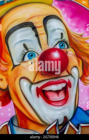 Nahaufnahme von Clowns Gesicht mehrfarbigen schweren Make-up lachen Stockfoto