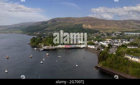 Die farbenfrohen Häuser von Portree Harbour auf der Isle of Skye, Schottische Highlands, Großbritannien Stockfoto