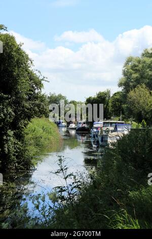 Ansicht der Boote auf dem Little Stour River bei Plucks Gutter in der Nähe von Canterbury, Kent, England, Großbritannien Stockfoto