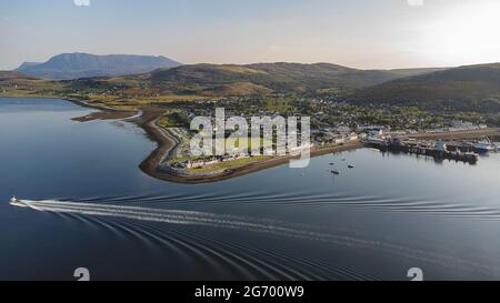 Die Strandpromenade von Ullapool in den westlichen Highlands von Schottland, Großbritannien Stockfoto