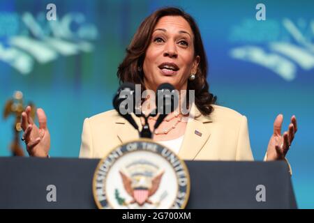 Oxon Hill, USA. Juli 2021. Vizepräsidentin Kamala Harris hält am 9. Juli 2021 in Oxon Hill, MD, eine Rede vor der National Association of Counties im National Harbour. (Foto von Oliver Contreras/SIPA USA) Quelle: SIPA USA/Alamy Live News Stockfoto