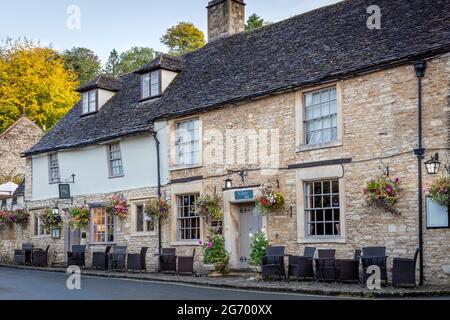 Castle Inn Hotel im Dorf Castle Combe, Wiltshire, England, Großbritannien Stockfoto