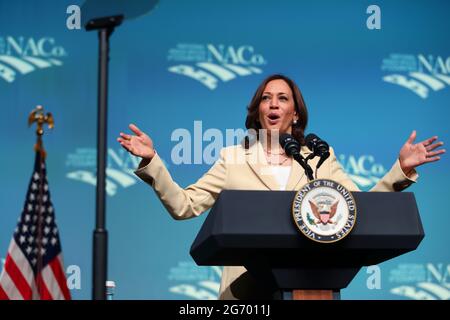 Oxon Hill, USA. Juli 2021. Vizepräsidentin Kamala Harris hält am 9. Juli 2021 in Oxon Hill, MD, eine Rede vor der National Association of Counties im National Harbour. (Foto von Oliver Contreras/SIPA USA) Quelle: SIPA USA/Alamy Live News Stockfoto