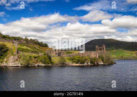 Urquhart Castle am Ufer des Loch Ness in den schottischen Highlands, Großbritannien Stockfoto