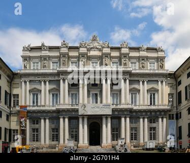 façade des Herzogspalastes (Palazzo Ducale) im historischen Zentrum von Genua an einem sonnigen Sommertag, Ligurien, Italien Stockfoto