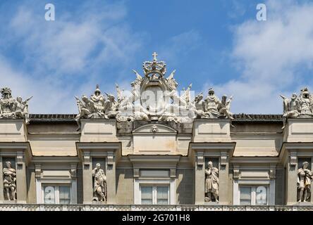 Detail der Spitze des Palazzo Ducale (Palazzo Ducale) im neoklassischen Stil im historischen Zentrum von Genua, Ligurien, Italien Stockfoto