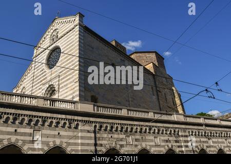 Außenansicht der alten St.-Stephans-Kirche (10-17. Jahrhundert) mit Blick auf die Via XX Settembre Straße im Stadtzentrum von Genua, Ligurien, Italien Stockfoto