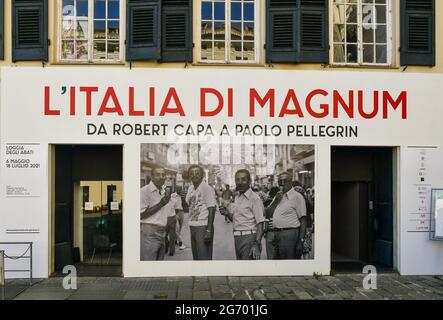 Das Werbeplakat der Magnum-Fotoausstellung 'L'Italia di Magnum' auf der façade des Palazzo Ducale, Genua, Ligurien, Italien Stockfoto