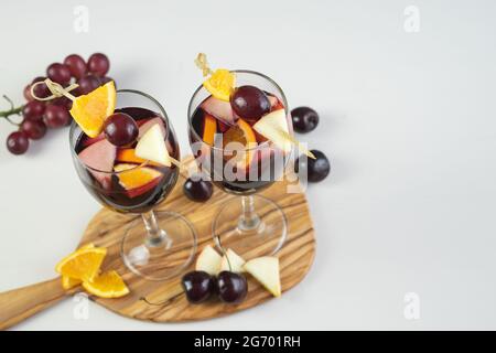 Zwei Gläser Sangria mit Fruchtdeko. Traditionelles spanisches Getränk. Speicherplatz kopieren. Hoher Winkel. Stockfoto