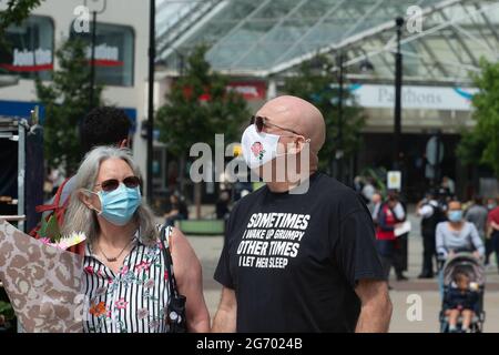 Uxbridge, London Borough of Hillingdon, Großbritannien. Juli 2021. Käufer, die Gesichtsmasken trugen, als sie heute im Stadtzentrum von Uxbridge einkaufen gingen. Boris Johnson wird voraussichtlich ab dem 19. Juli 2021 die gesetzliche Vorschrift zum Tragen von Gesichtsmasken in Geschäften aufheben, was jedoch bei vielen Ladenmitarbeitern Besorgnis über ihre Sicherheit verursacht, da die Zahl der Covid-19 positiv täglich zunimmt. Quelle: Maureen McLean/Alamy Stockfoto