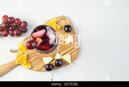 Sangria-Glas mit Fruchtdeko. Traditionelles spanisches Getränk. Speicherplatz kopieren. Hoher Winkel. Stockfoto
