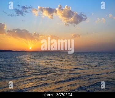 Sonnenuntergang Meereslandschaft über der Ägäis, Kassandra, Chalkidiki, Griechenland Stockfoto