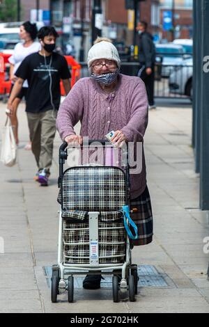 Uxbridge, London Borough of Hillingdon, Großbritannien. Juli 2021. Käufer, die Gesichtsmasken trugen, als sie heute im Stadtzentrum von Uxbridge einkaufen gingen. Boris Johnson wird voraussichtlich ab dem 19. Juli 2021 die gesetzliche Vorschrift zum Tragen von Gesichtsmasken in Geschäften aufheben, was jedoch bei vielen Ladenmitarbeitern Besorgnis über ihre Sicherheit verursacht, da die Zahl der Covid-19 positiv täglich zunimmt. Quelle: Maureen McLean/Alamy Stockfoto