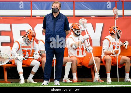 Syracuse, New York, USA. April 2021. Syracuse Orange Head Coach John Desko blickt auf ein NCAA Herren Lacrosse Spiel gegen die Notre Dame Fighting Irish am Samstag, den 3. April 2021 im Carrier Dome in Syracuse, New York. Notre Dame gewann 18-11. Rich Barnes/CSM/Alamy Live News Stockfoto