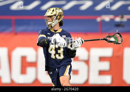 Syracuse, New York, USA. April 2021. Notre Dame Fighting der irische Attackman Griffin Westlin (43) spielt den Ball gegen die Syracuse Orange während der ersten Hälfte eines NCAA Herren Lacrosse Spiels am Samstag, den 3. April 2021 im Carrier Dome in Syracuse, New York. Notre Dame gewann 18-11. Rich Barnes/CSM/Alamy Live News Stockfoto