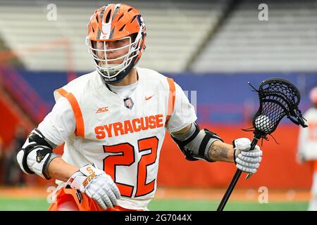 Syracuse, New York, USA. April 2021. Syracuse Orange Attackman Chase Scanlan (22) kontrolliert den Ball gegen die Notre Dame Fighting Irish während der ersten Hälfte eines NCAA Herren Lacrosse Spiels am Samstag, den 3. April 2021 im Carrier Dome in Syracuse, New York. Notre Dame gewann 18-11. Rich Barnes/CSM/Alamy Live News Stockfoto