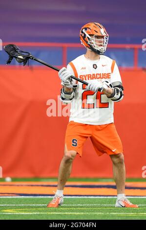 Syracuse, New York, USA. April 2021. Syracuse Orange Attackman Chase Scanlan (22) kontrolliert den Ball gegen die Notre Dame Fighting Irish während der zweiten Hälfte eines NCAA Herren Lacrosse Spiels am Samstag, den 3. April 2021 im Carrier Dome in Syracuse, New York. Notre Dame gewann 18-11. Rich Barnes/CSM/Alamy Live News Stockfoto